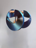 Boucles d'oreilles créoles Spirale en bioplastique irisé bleu, vue de face — Miette