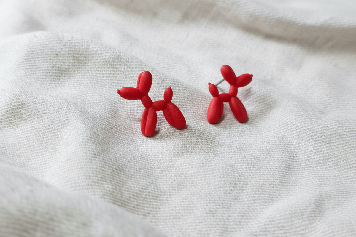 Les boucles d’oreilles le chien par miette en bioplastique 