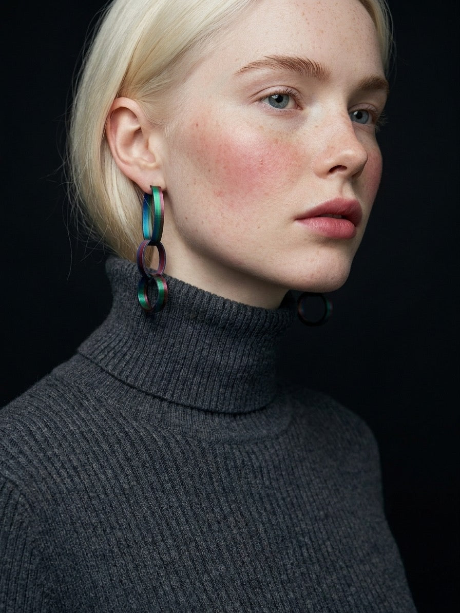 Les boucles d’oreilles miette en bioplastique léger irisées bleu-vertes-rouge