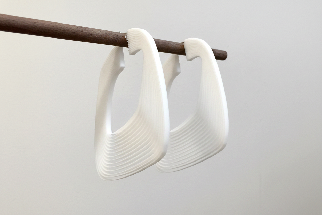 Créoles légères blanches miette en bioplastique 